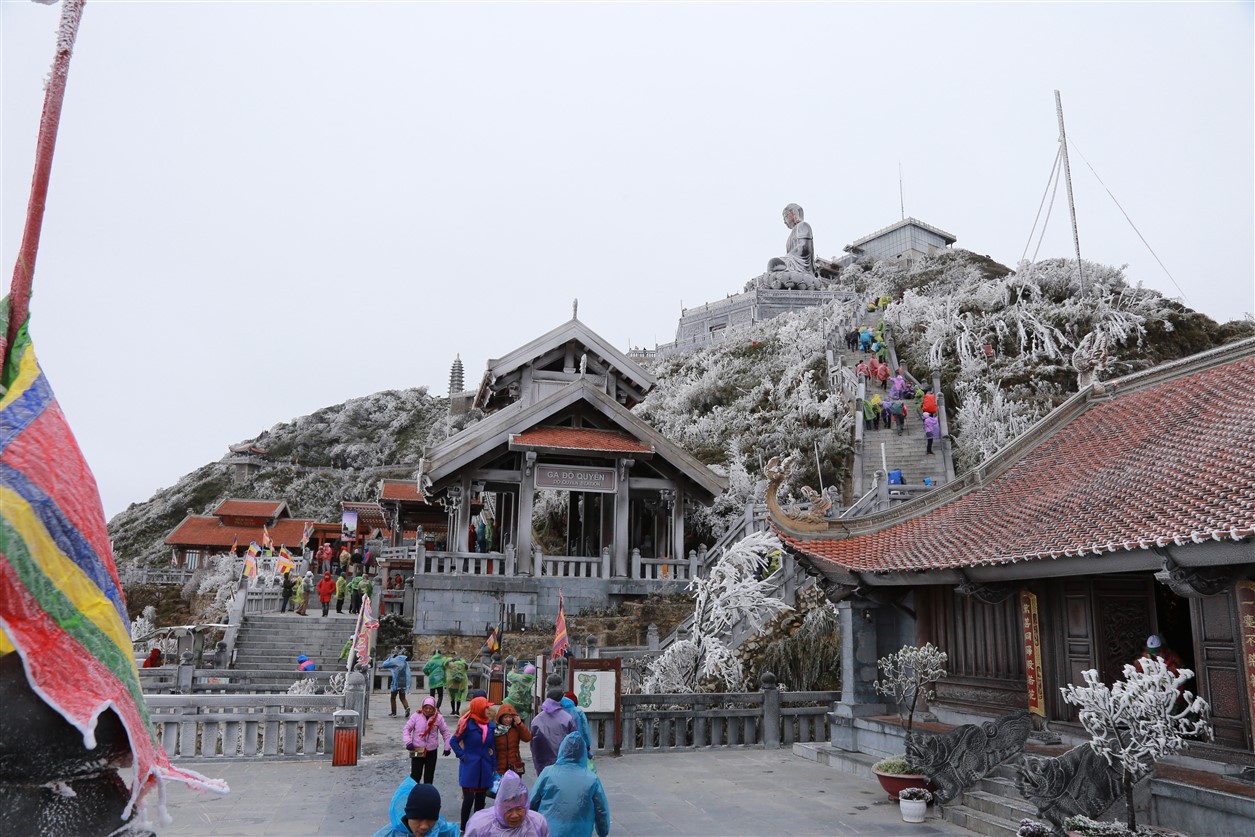 Băng giá xuất hiện trên đỉnh Fansipan, du khách thích thú tạo dáng chụp ảnh